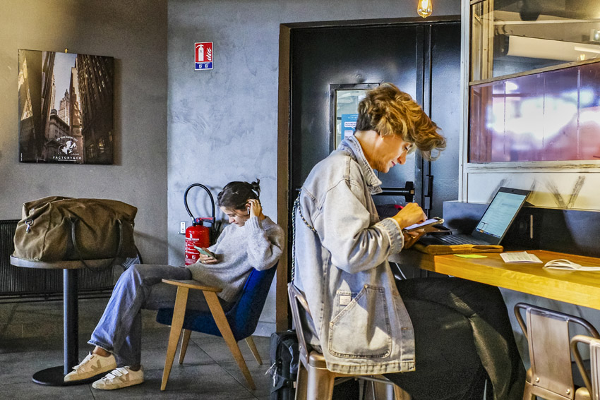 STRAATFOTOGRAFIE  De vrijheid van kijken, luisteren, voelen en slenteren.  Mijn plezier zit in het vastleggen van ‘gewone’ momenten met een verhalend karakter. Soms raadselachtig, grappig of ernstig. Het lijkt de waarheid maar is het niet. Het is de interpretatie van jou (en mij) van een moment van de werkelijkheid.